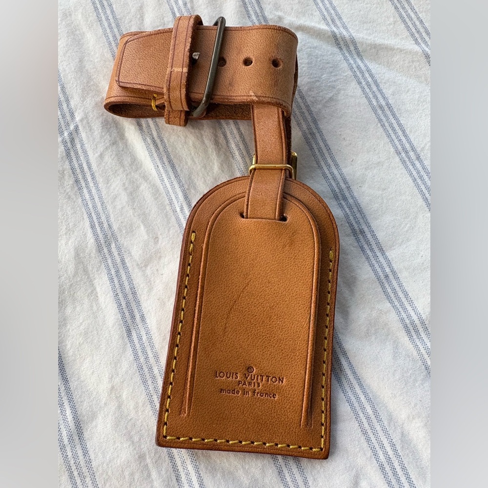 Authentic Louis Vuitton
Luggage Tag Poignet Vachetta
Leather Brass Gold Tan